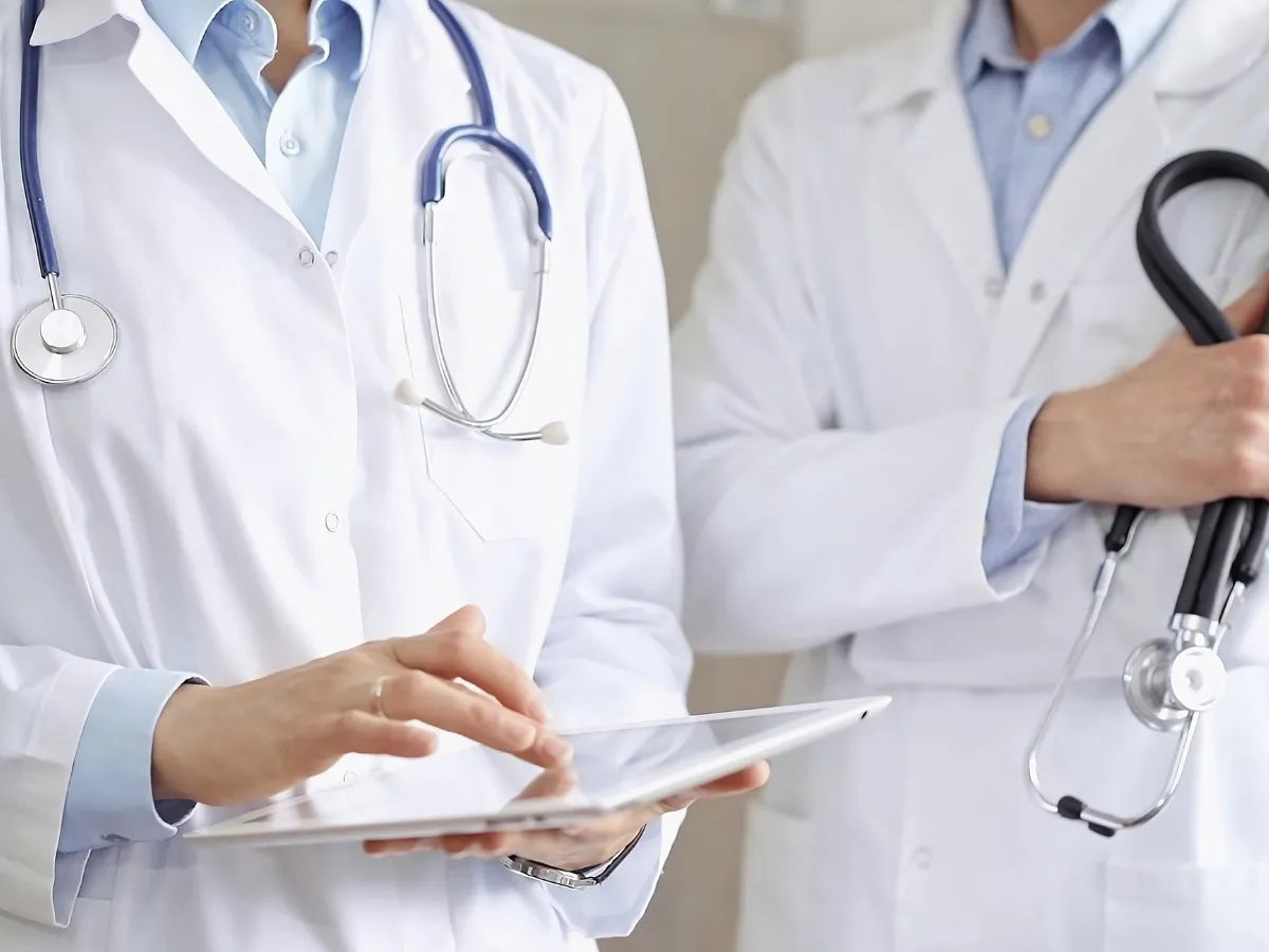 Medici pregătind planul de îngrijire medicală